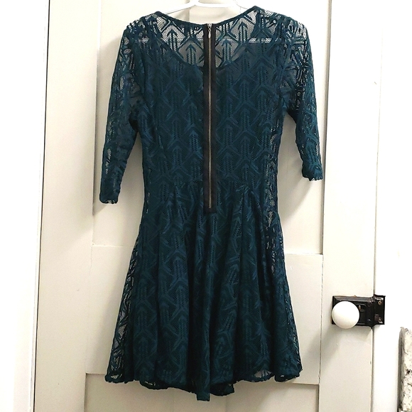 Le Chateau Women's SM green lace dress - Picture 4 of 5